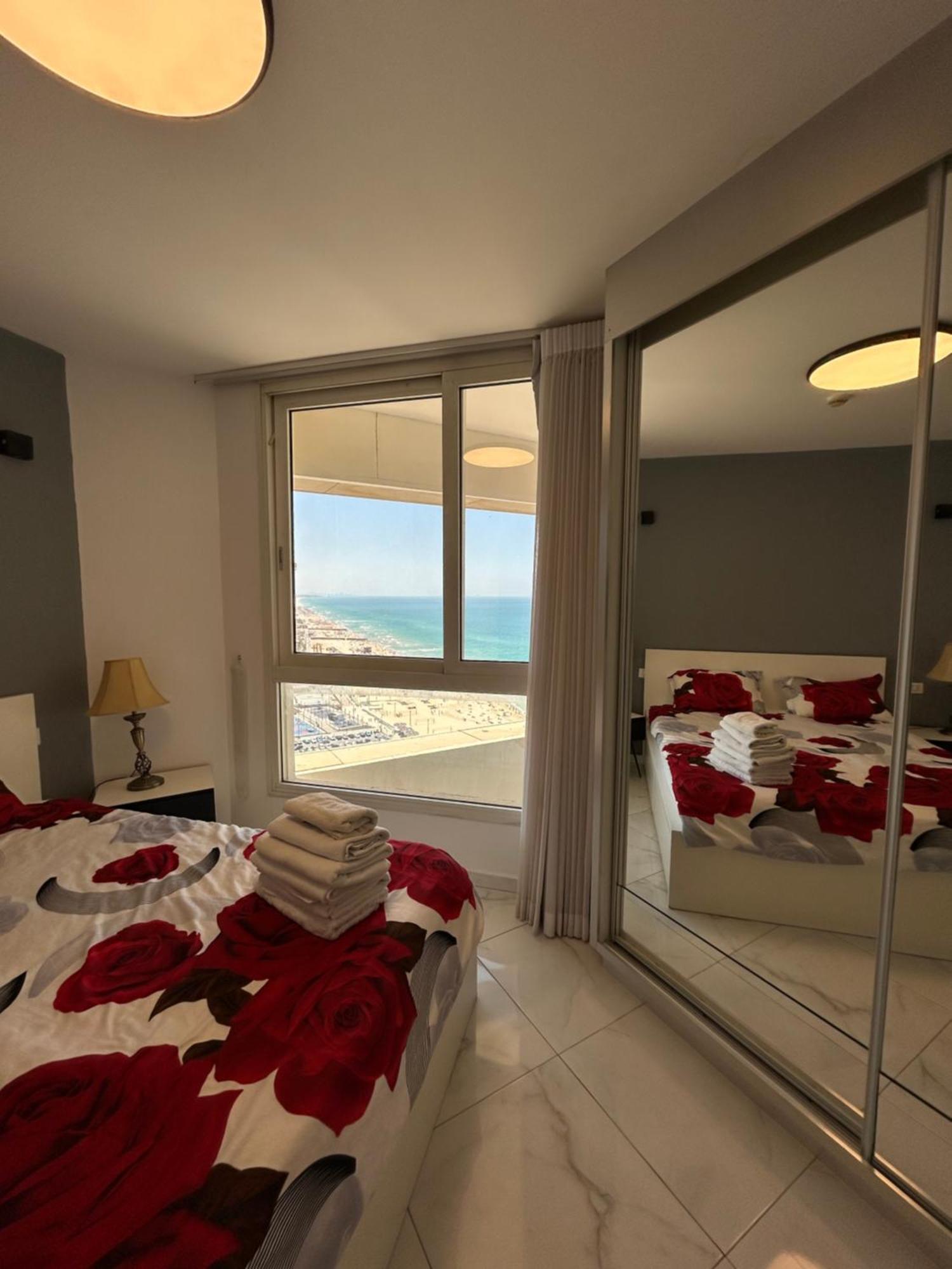 סוויטת אהבה מתוקה על הים-Sweet Love Suite On The Sea Bat Yam Exterior photo
